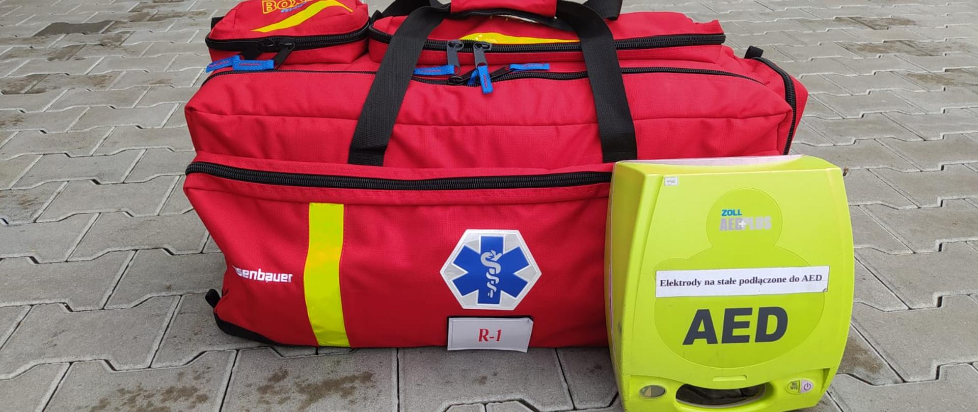 na zdjęciu torba medyczna wraz z defibrylatorem