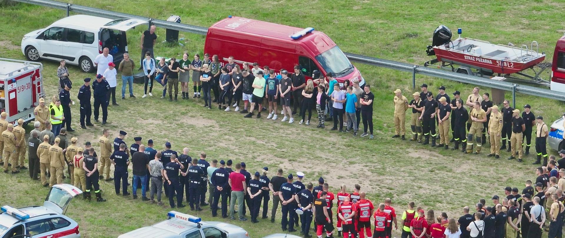 Zdjęcie widok z drona – grupa osób uczestnicy ćwiczeń na odprawie po ćwiczeniach grupa ok. 150 osób.
