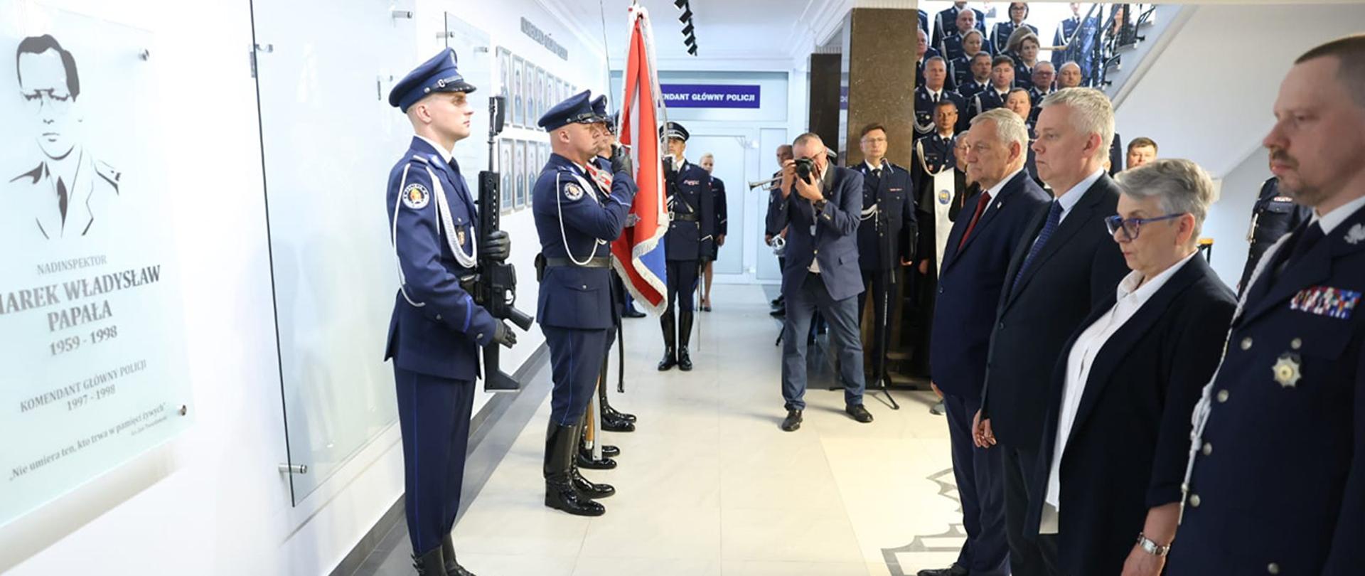 Na zdjęciu minister Tomasz Siemoniak, wiceminister Wiesław Szczepański, wdowa po śp. nadinsp. Marku Papale i komendant Główny Policji nadinsp. Marek Boroń składają wiązankę pod tablicą upamiętniającą śp. nadinsp. Marka Papałę 