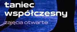 Plakat Studium Animatorów Kultury w Kaliszu promujący otwarte zajęcia tańca współczesnego. W tle, w niebieskim świetle scenicznym, widoczne są sylwetki i stopy tancerzy. Zajęcia odbywają się we wtorki o godz. 18:00 przy ul. Podmiejskiej 25a w Kaliszu.