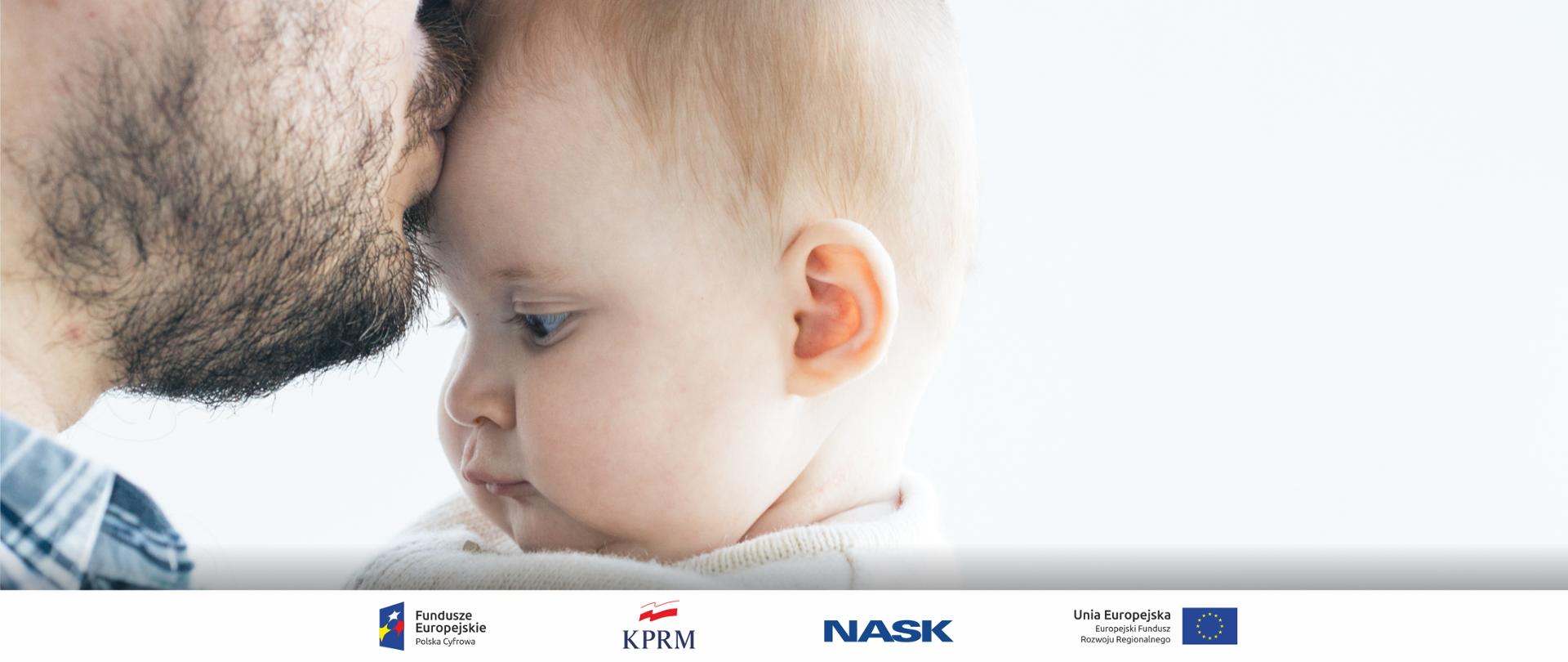 Zdjęcie, na którym ojciec całuje noworodka w czoło.