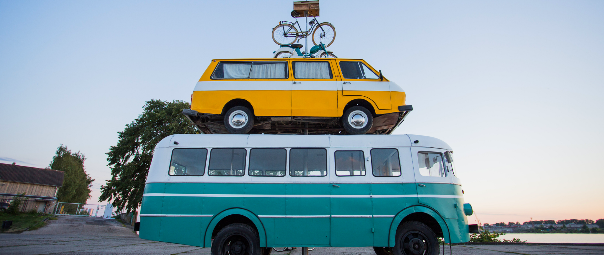 Piramida z samochodów, rower na szczycie