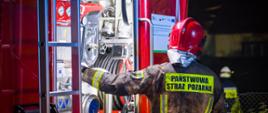Strażak obsługuje autopompę