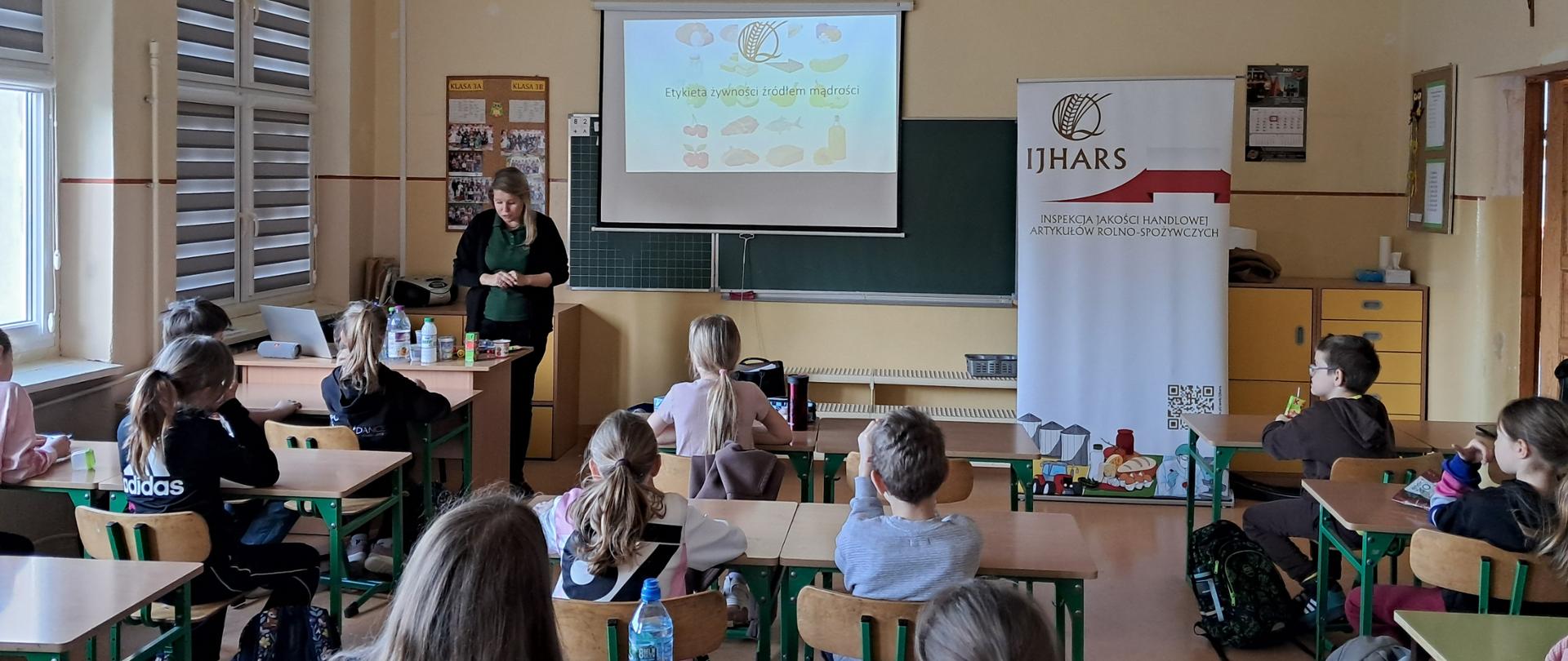 uczniowie siedzą w ławkach, Inspektor IJHARS prowadzi lekcje