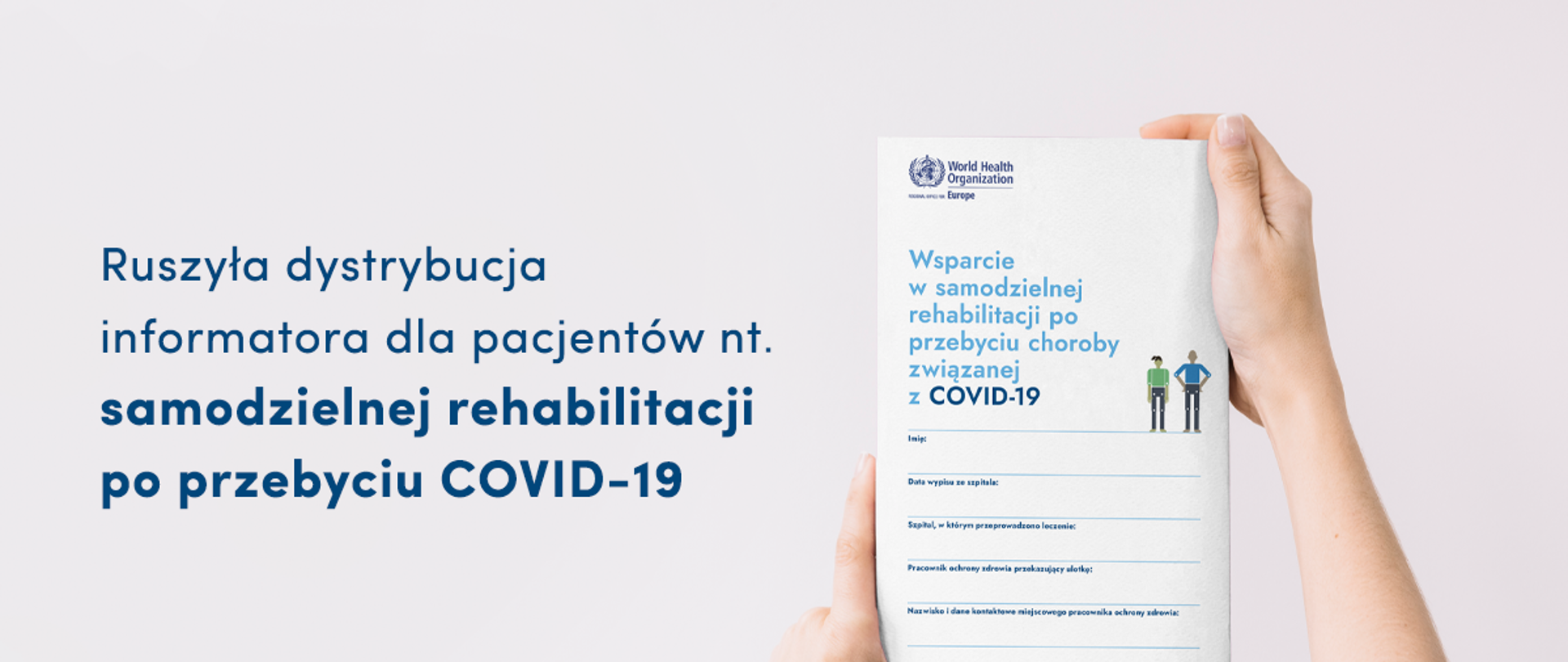 Na zdjęciu dwie ręce trzymają broszurę pt. "Wsparcie w samodzielnej rehabilitacji po przebyciu choroby związanej z COVID-19". Obok granatowy napis: ruszyła dystrybucja informatora dla pacjentów nt. samodzielnej rehabilitacji po przebyciu COVID-19.