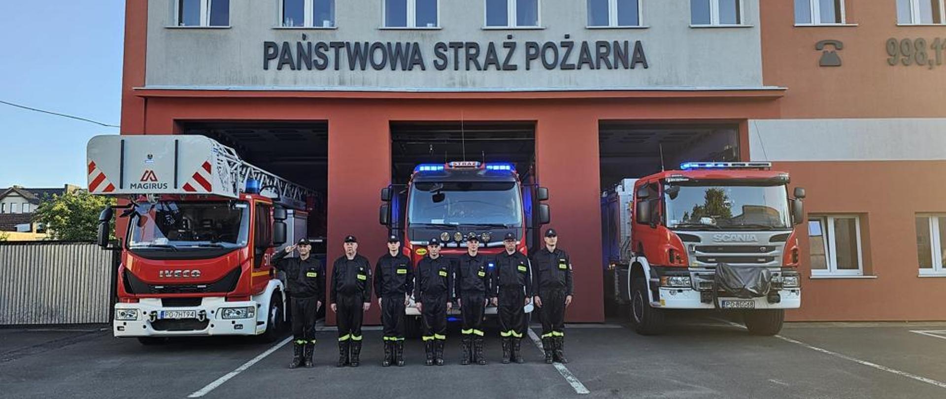 Strażacy oddający hołd zmarłym tragicznie strażakom z OSP Żukowo