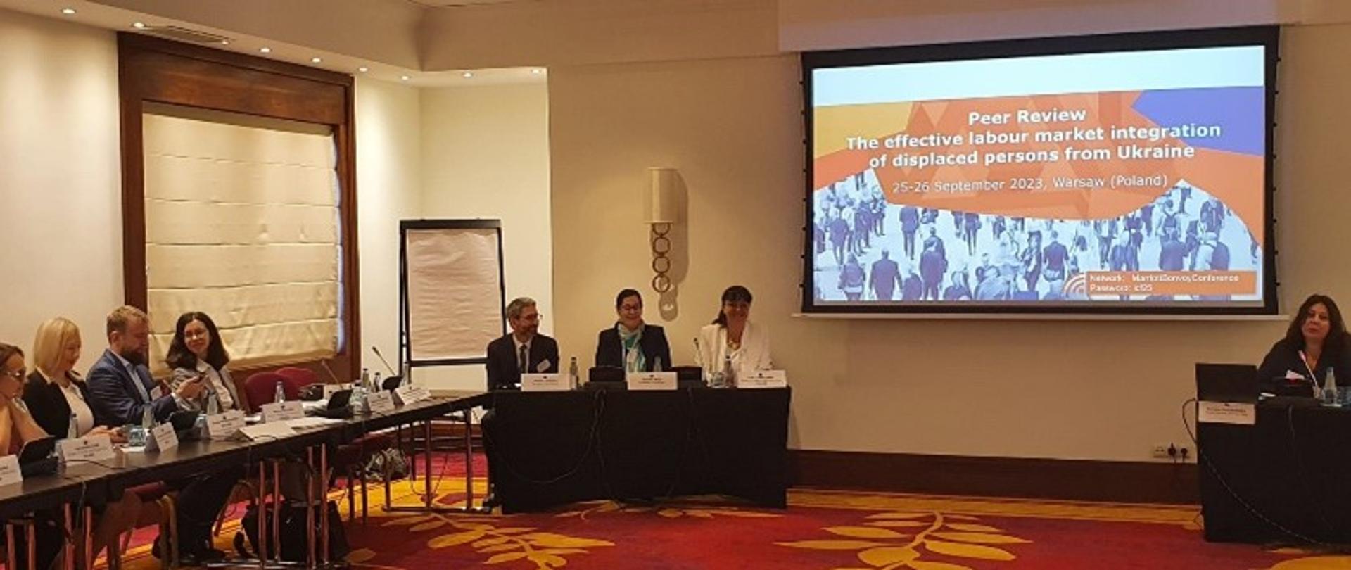 Obraz przedstawia spotkanie Peer Review 25 26 w Warszawie
