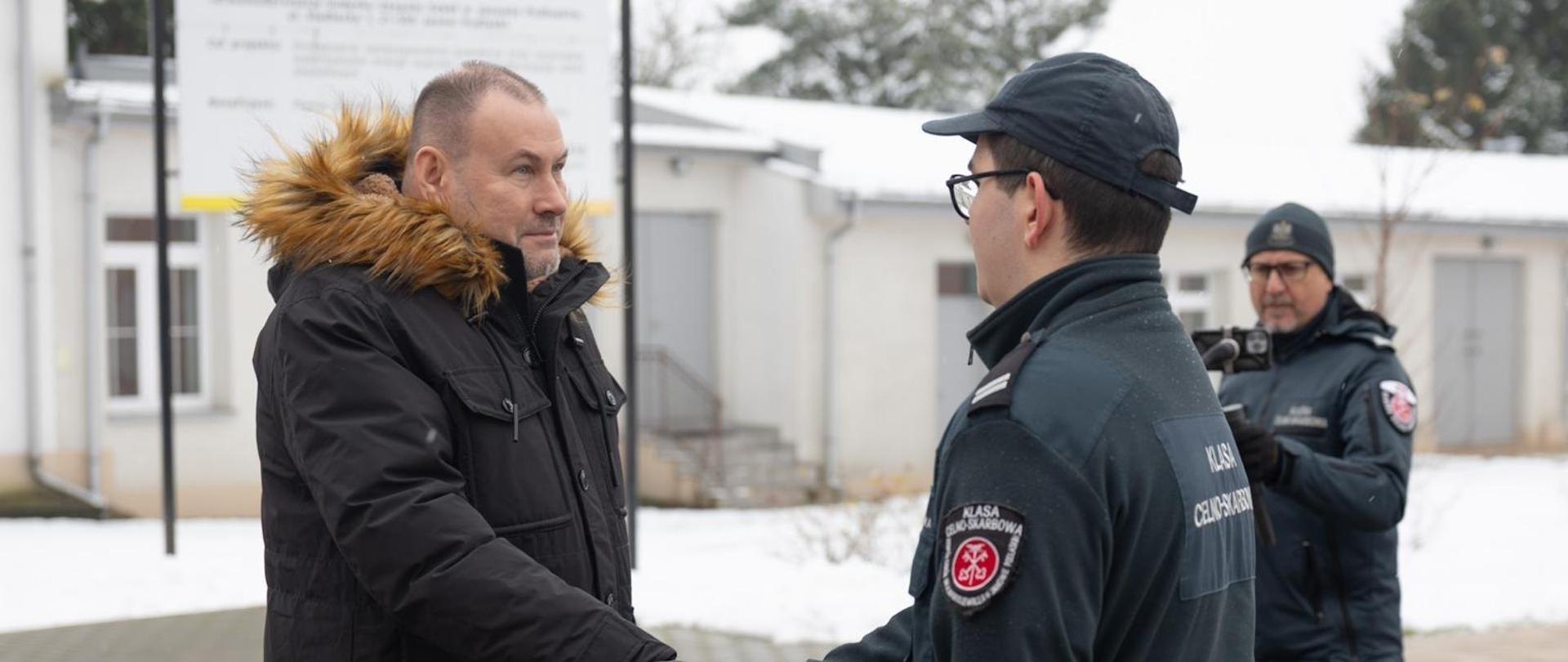 Minister Zbigniew Stawicki wita się z uczniem.