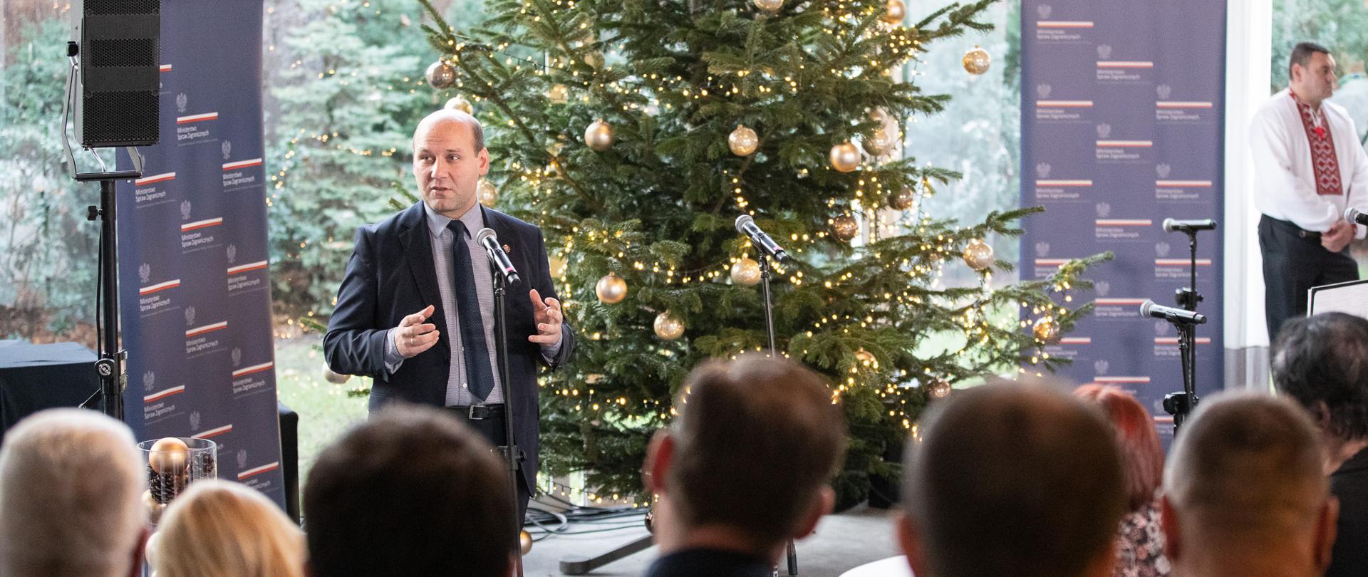 Deputy Minister Szymon Szynkowski vel Sęk attends Christmas meeting with Polish diaspora
