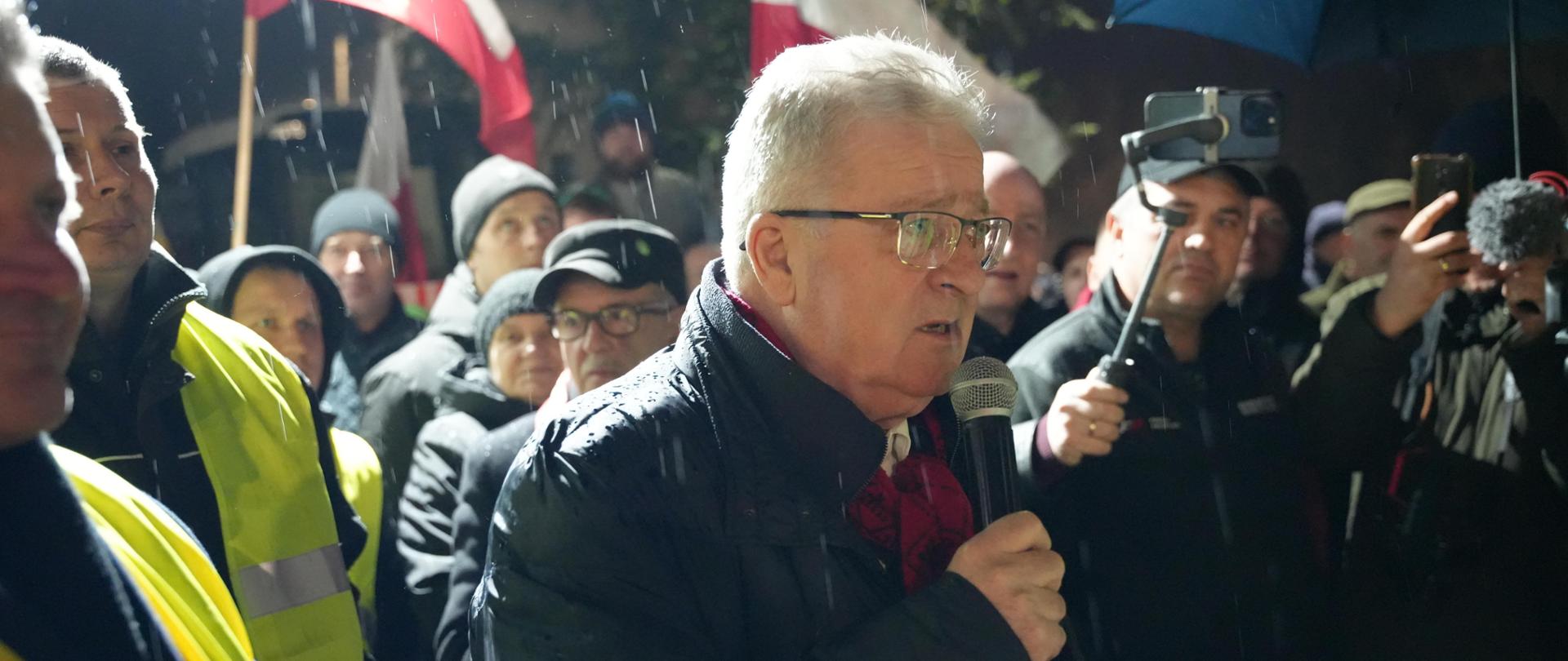 Minister Czesław Siekierski zwraca się do rolników