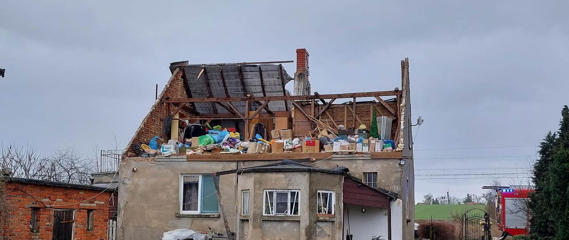 Widać uszkodzony dach budynku mieszkalnego