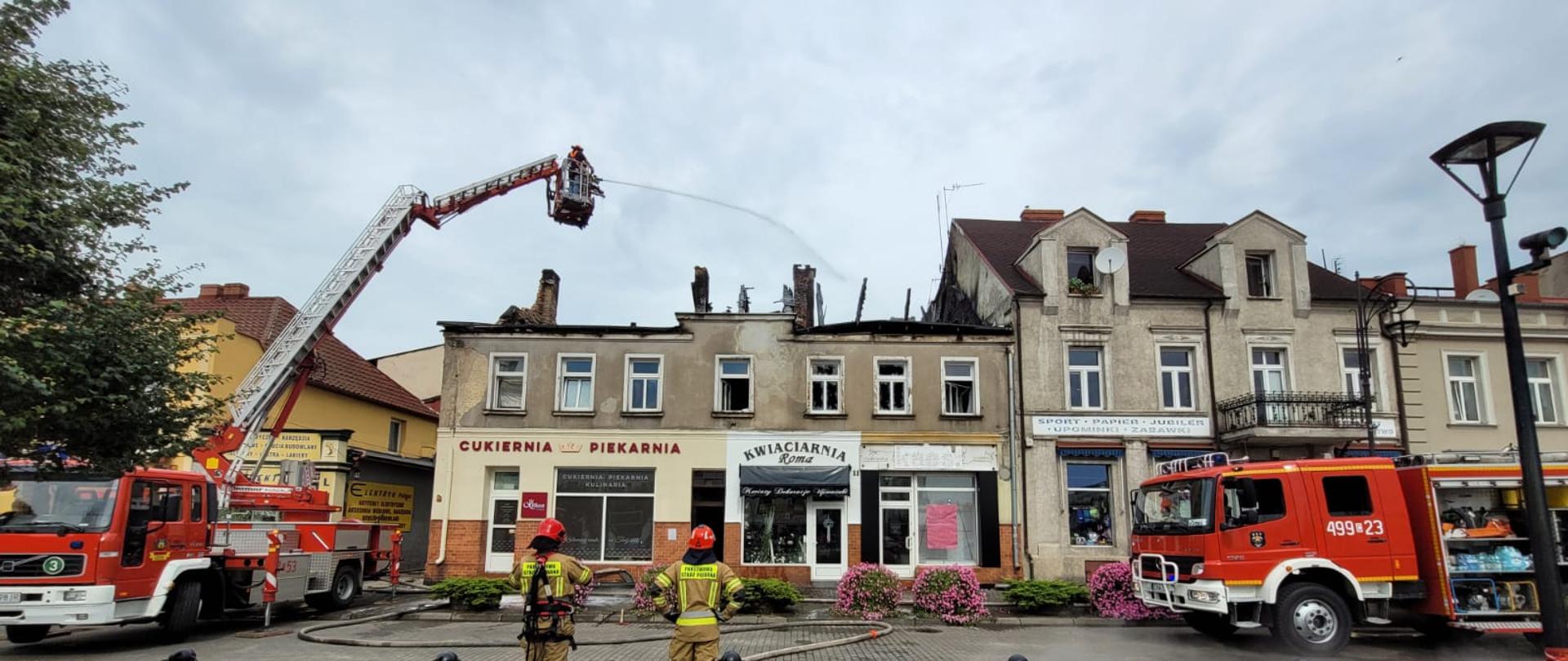 Na zdjęciu strażacy podczas akcji gaśniczej
