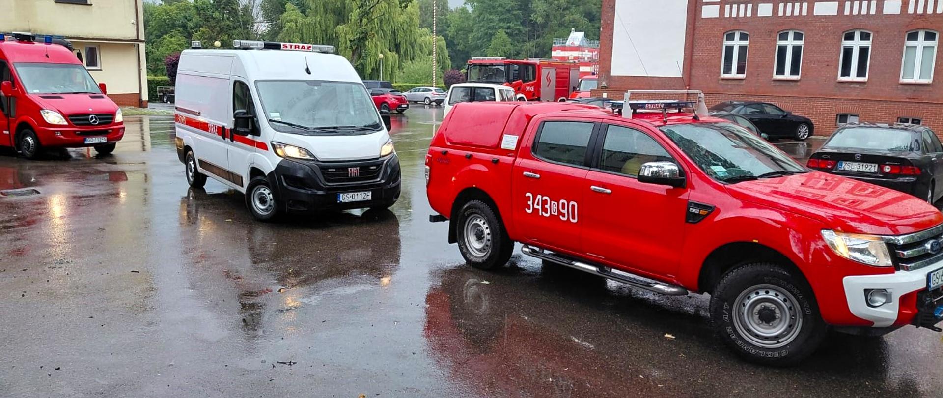 Zdjęcie przedstawia zadysponowane pojazdy