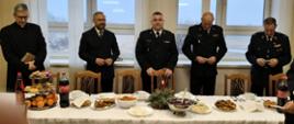 Na zdjęciu w trakcie uroczystego spotkania wigilijnego oficjalne wystąpienia Komendanta i zaproszonych gości 