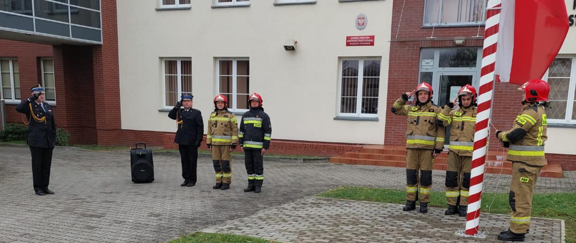 Przedstawiciele PSP Kamień Pomorski na placu przy maszcie flagowym 