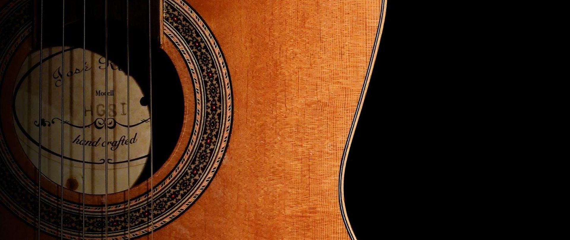 plakat przedstawiający gitarę i tekst „Państwowa Szkoła Muzyczna I st. im. M. Karłowicza w Przeworsku zaprasza na koncert KLASY GITARY p. Wiesława Mazurka 20 maja 2024 godz. 16:00 •Aula PSM