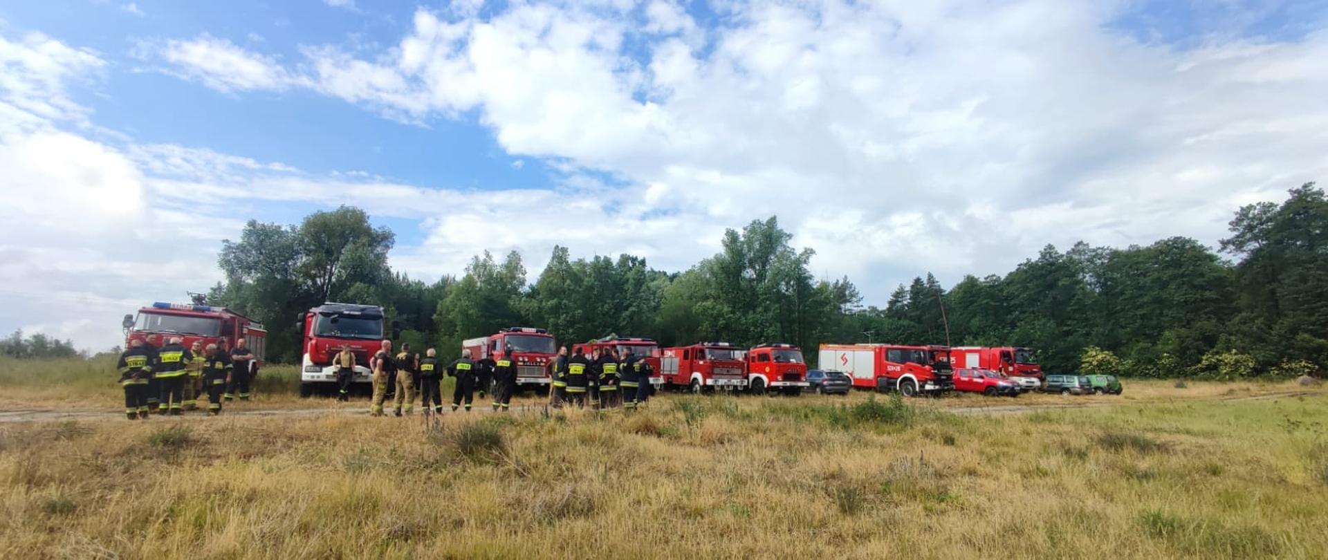 na polnej drodze trwa odprawa przed ćwiczeniami.
