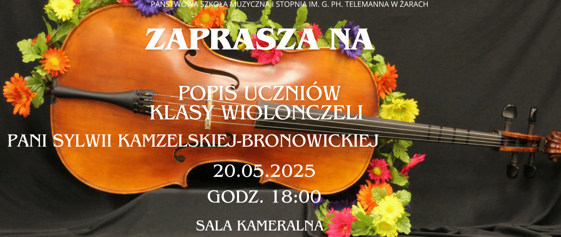 Plakat zaprasza na koncert uczniów klasy wiolonczeli Pani Sylwii Kamzelskiej-Bronowickiej, organizowany przez Państwową Szkołę Muzyczną I stopnia im. G. Ph. Telemanna w Żarach.
Wygląd plakatu:
W centralnej części znajduje się duże zdjęcie wiolonczeli ozdobionej kolorowymi kwiatami, na czarnym tle.
Na instrumencie umieszczono białe, wyraźne napisy z informacjami o wydarzeniu.
Treść plakatu:
Na górze widnieje nazwa szkoły: "PAŃSTWOWA SZKOŁA MUZYCZNA I STOPNIA IM. G. PH. TELEMANNA W ŻARACH".
Dużymi literami napisane jest: "ZAPRASZA NA POPIS UCZNIÓW KLASY WIOLONCZELI PANI SYLWII KAMZELSKIEJ-BRONOWICKIEJ".
Pod spodem podane są szczegóły wydarzenia:
Data: 20.05.2025
Godzina: 18:00
Miejsce: Sala kameralna
Plakat jest kolorowy, elegancki i czytelny, a motyw kwiatów i wiolonczeli podkreśla muzyczny oraz uroczysty charakter wydarzenia.