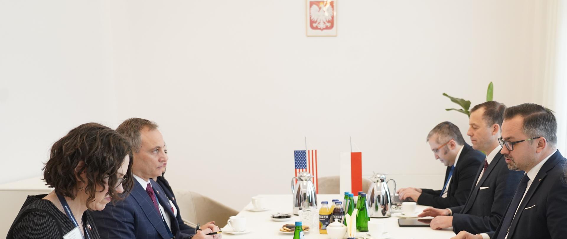 Sześć osób siedzi przy stole. Po trzy z każdej strony. Z prawej strony w środku siedzi wiceminister funduszy i polityki regionalnej Marcin Horała.