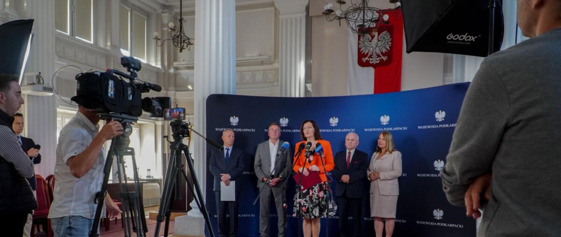 Uczestnicy konferencji prasowej w sali kolumnowej PUW