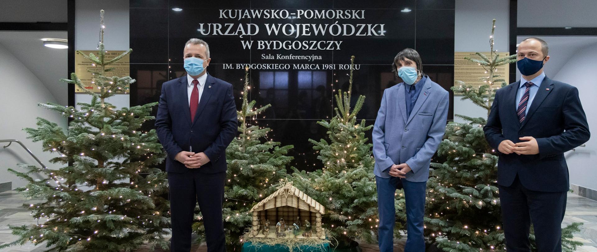 Wojewoda podczas przekazania szopki Bożonarodzeniowej przez pana Przemysława Kozłowskiego
