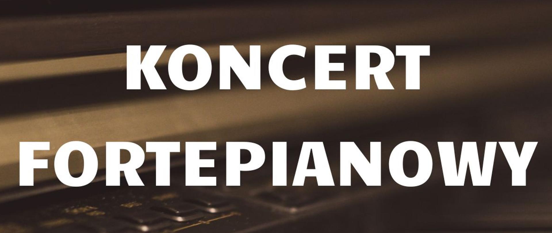 Plakat z wydarzeniem - Koncert Fortepianowy w którym wystąpią uczniowie Pani Ewy Trojan, koncert odbędzie się 2 czerwca 2026r. o godz. 18:00 w auli ZPSM w Dębicy, tłem plakatu jest rozmyta klawiatura fortepianu, napisy w kolorze beżowym