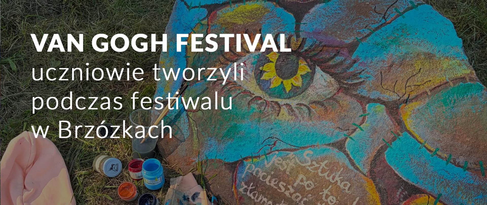 biały napis na przyciemnionym zdjęciu
