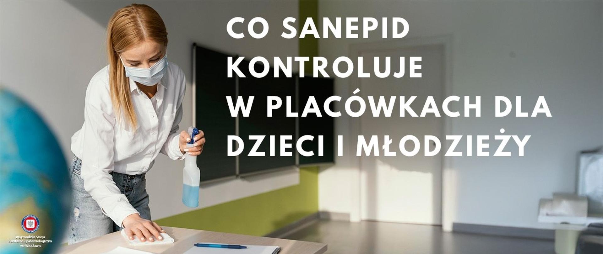 Kobieta wycierająca biurko nauczycielskie w klasie szkolnej