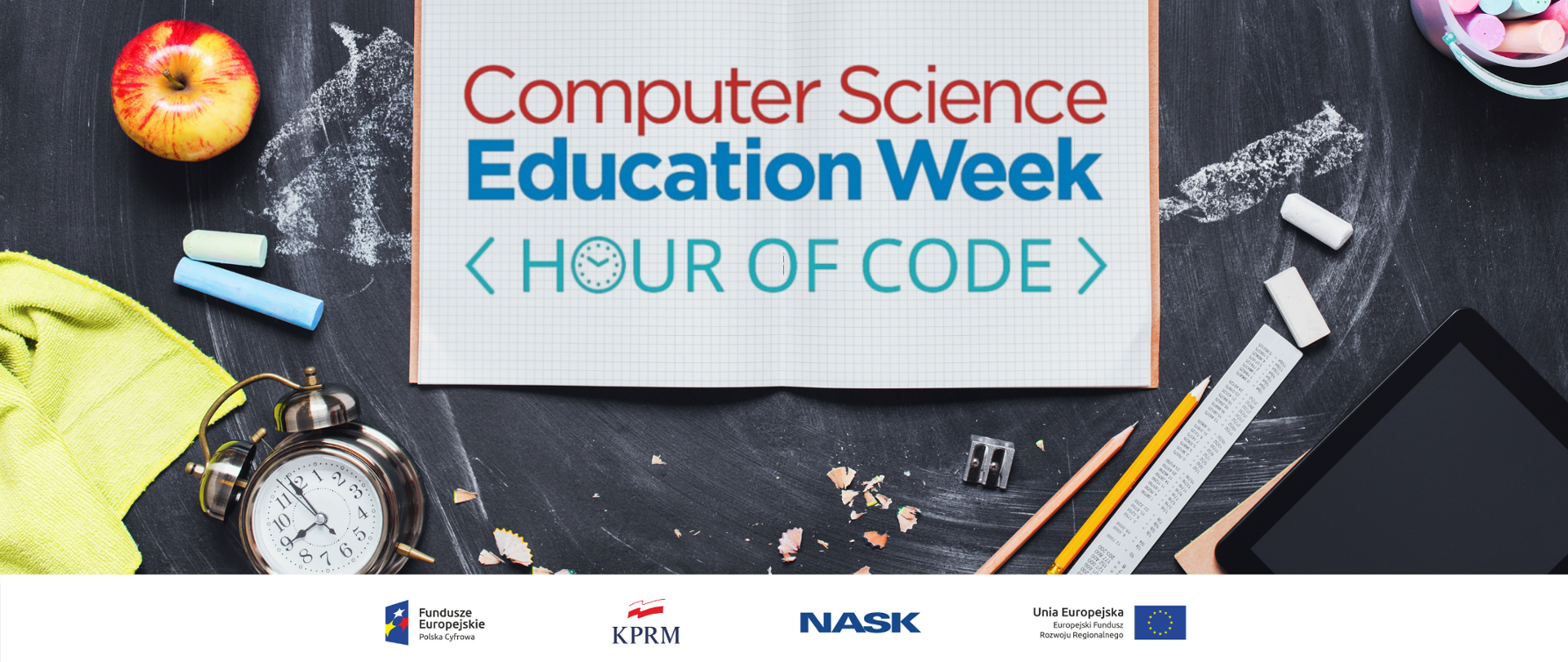 Logotypy Fundusze Europejskie, KPRM, NASK i Unia Europejska. Tablica szkolna, na niej zegar, jabłko, ścierka, kreda, ołówki i linijka. Na środku zeszyt i napis "Computer Science Education Week hour of code".