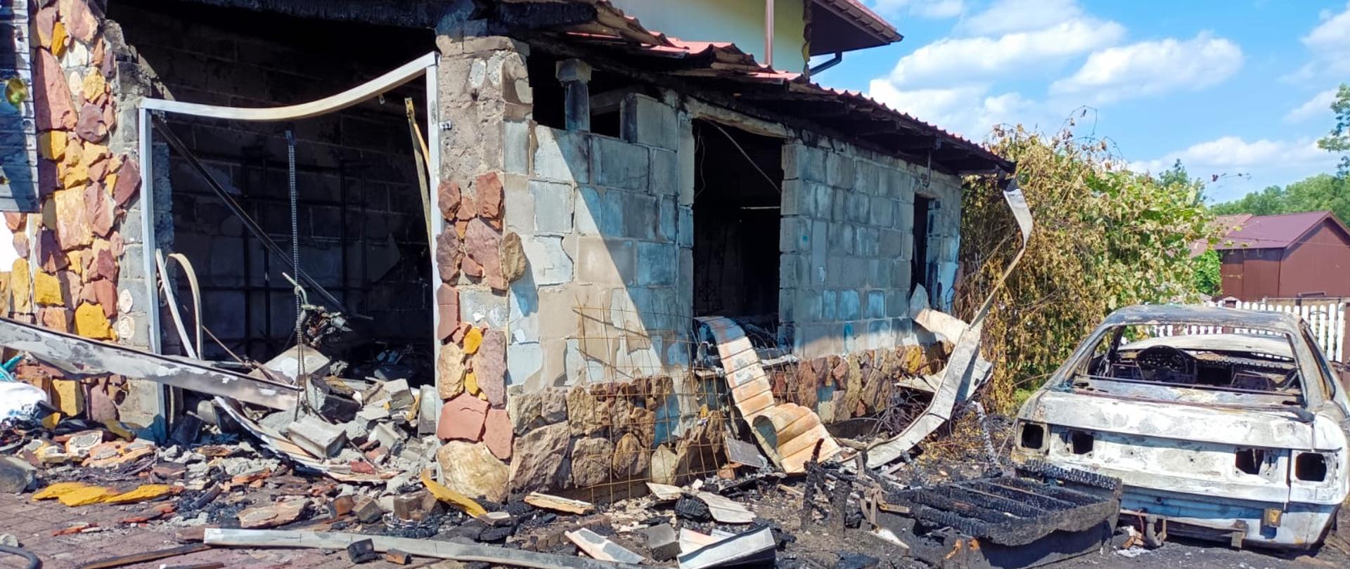 Na zdjęciu widać spaloną przybudówke do domu mieszkalnego, oraz spalony samochód osobowy obok.
