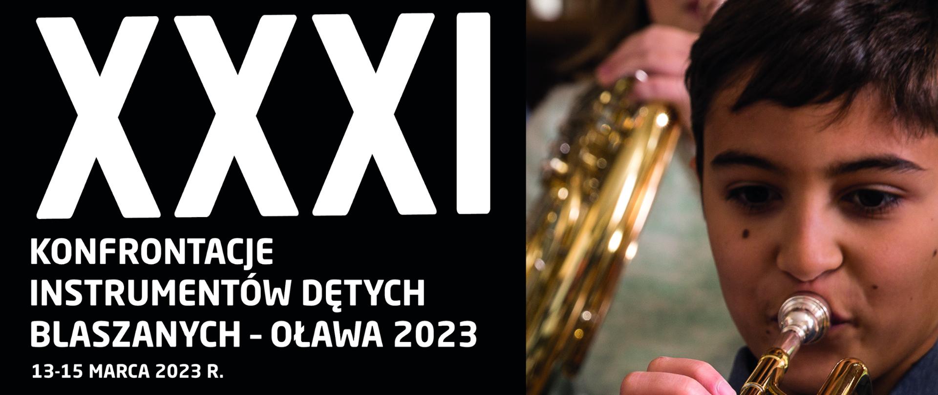 Zdjęcie przedstawia plakat XXXI Konfrontacji Instrumentów Dętych - Oława 2023. Plakat podzielony jest na trzy części w kształcie odwróconej litery T. W lewej górnej części na czerwonym tle znajdują się informacje na temat Konfrontacji, m. in. program, termin i miejsce przesłuchań konkursowych. W prawej górnej części zamieszczone jest zdjęcie w pomieszczeniu dwójki dzieci: ciemnowłosego chłopca stojącego z przodu oraz jasnowłosej dziewczynki w okularach stojącej nieco z tyłu, grających na złotych instrumentach dętych. Na dole plakatu na białym tle znajdują się logotypy patronów medialnych oraz instytucji wspierających organizację imprezy.