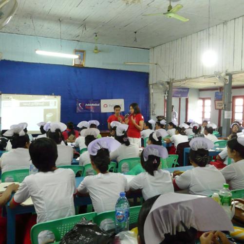 Grupa pielęgniarek uczestniczy w szkoleniu