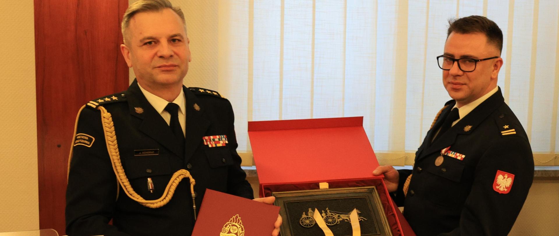 13 lutego 2026 roku w Komendzie Wojewódzkiej Państwowej Straży Pożarnej w Białymstoku odbyła się uroczysta zbiórka w związku ze zdaniem obowiązków zastępcy podlaskiego komendanta wojewódzkiego PSP i przejście na zaopatrzenie emerytalne przez mł. bryg. Łukasza Chankowskiego. - na zdjęciu komendant wojewódzki i odchodzący na zaopatrzenie emerytalne - mł. bryg. Łykasz Chankowski