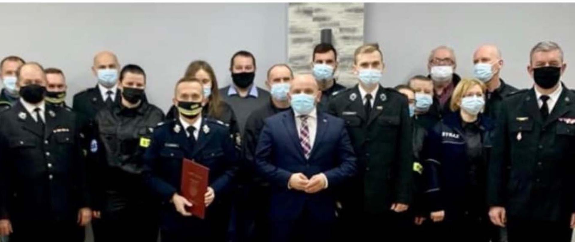 Przedstawia pamiątkowe zdjęcie wszystkich uczestników uroczystego przekazania sprzętu ratowniczego.