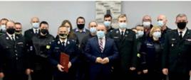 Przedstawia pamiątkowe zdjęcie wszystkich uczestników uroczystego przekazania sprzętu ratowniczego.