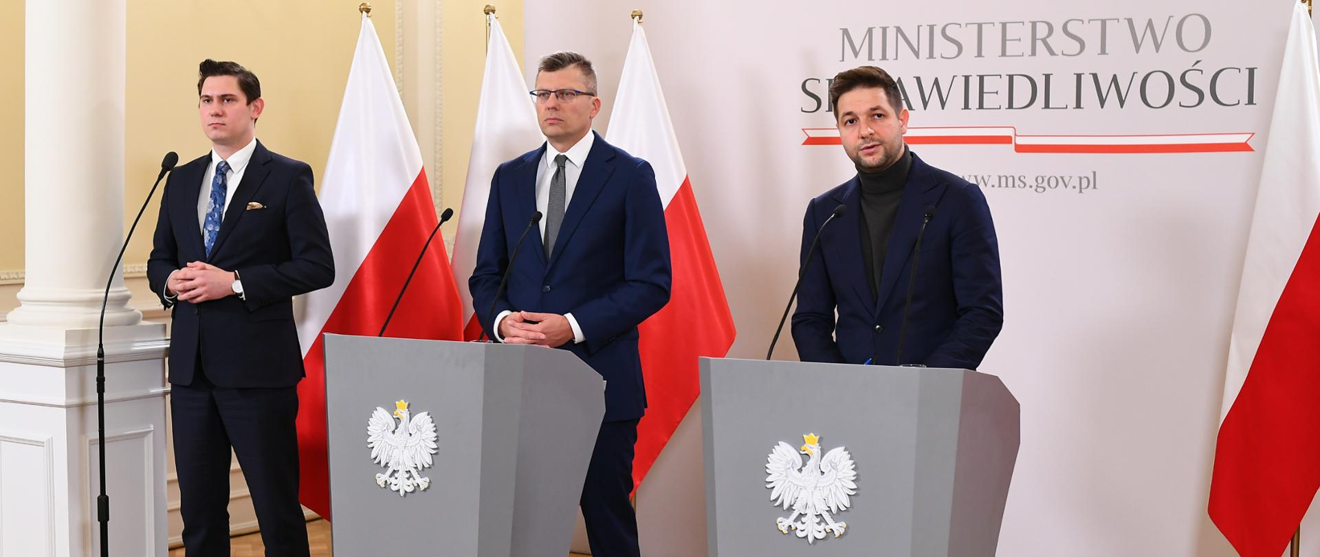 Konferencja prasowa w Ministerstwie Sprawiedliwości z udziałem wiceministra Marcina Warchoła i europosła Patryka Jakiego