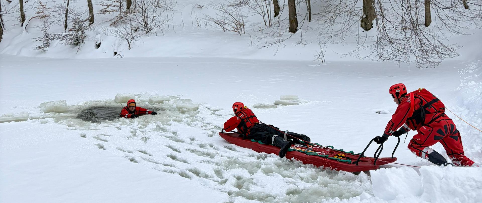 Zdjęcie przedstawia ćwiczenia z ratownictwa wodno-lodowego strażaków KP PSP Lesko