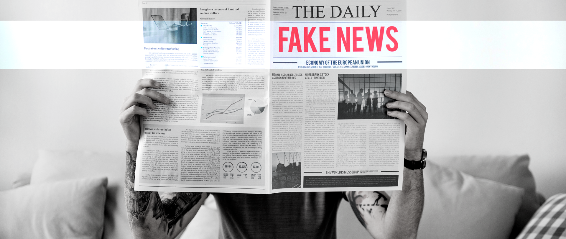 Mężczyzna trzymający gazetę z napisem "Fake News"