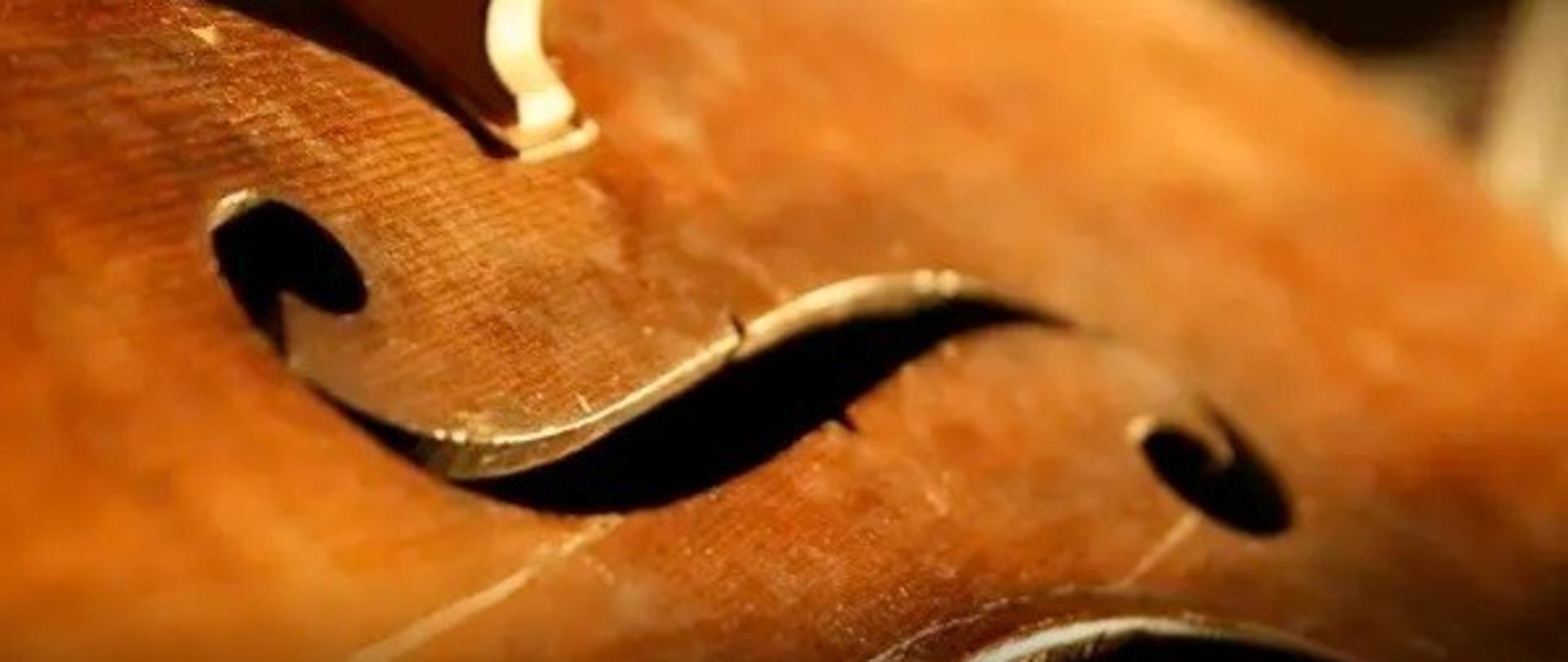 Plakat informujący o popisie klasowym Jadwigi Pietsch. Na górze widać zbliżenie na skrzypce w ciepłym świetle. Poniżej znajduje się tekst: „Jadwiga Pietsch – Popis klasowy – Zapraszamy serdecznie”. Wydarzenie odbędzie się 25 października 2025 roku o godzinie 11:00 w sali koncertowej PSM I st. im. Z. Noskowskiego przy ulicy Sulechowskiej 15.