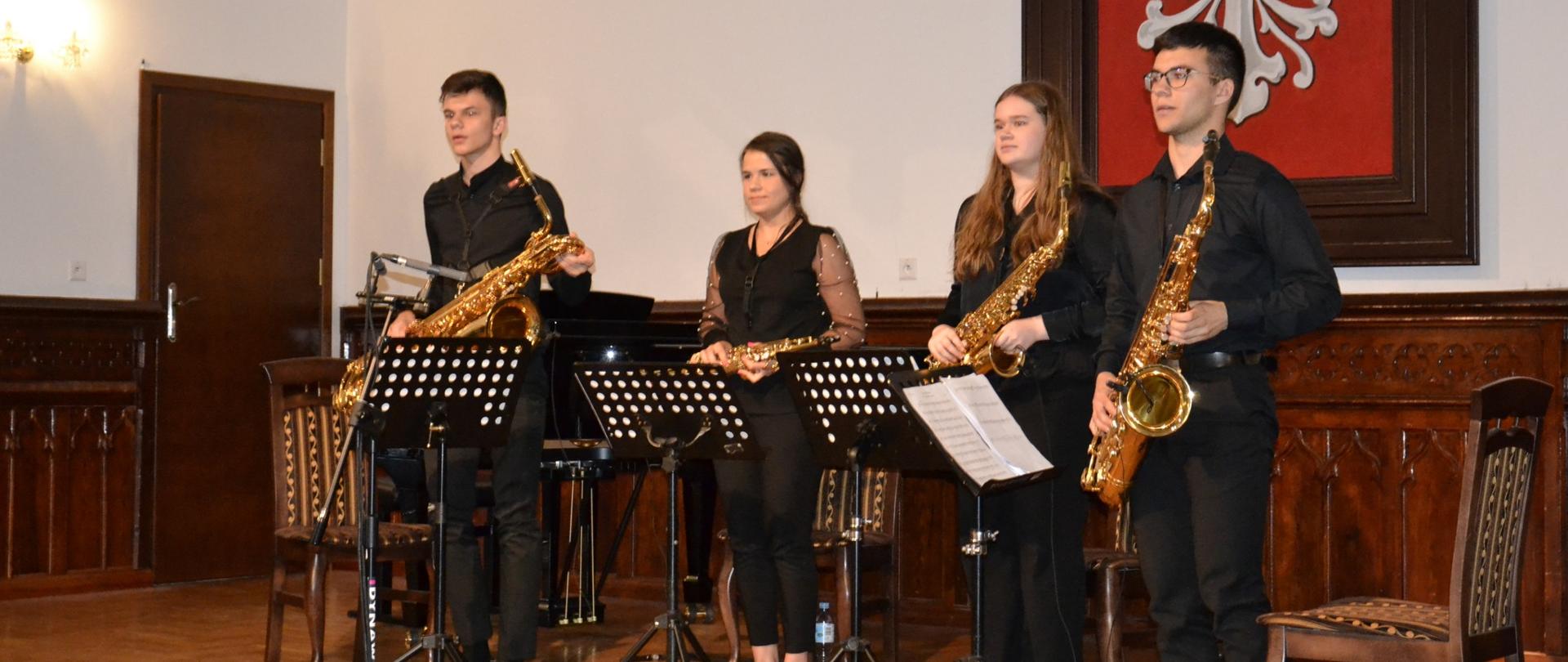uczniowie klasy saksofonu podczas swojego koncertu klasowego na scenie w Sali Królewskiej PSM w Mielcui