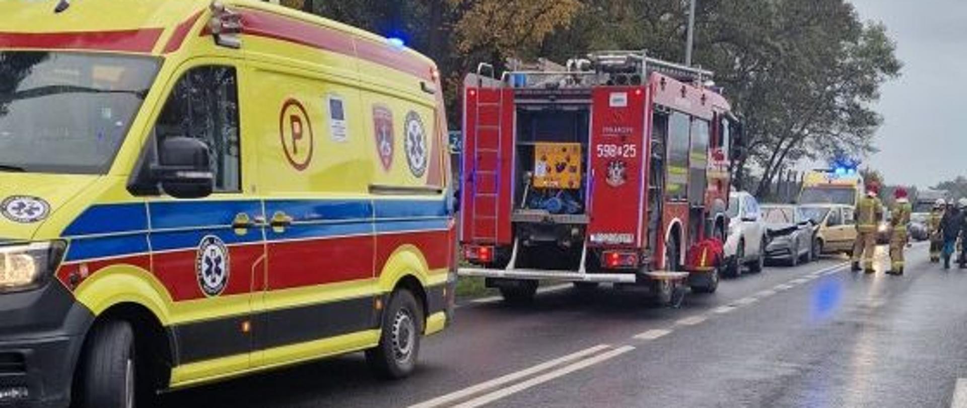 Uszkodzone samochody, straż pożarna i karetka na drodze