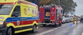 Uszkodzone samochody, straż pożarna i karetka na drodze