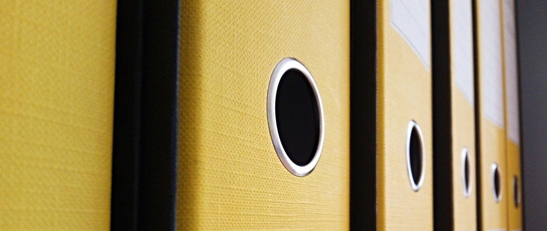 Żółte segregatory