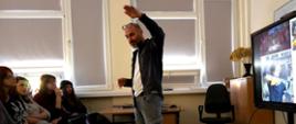 Na zdjęciu młodzież szkolna podczas wykładu prof. Grzegorza Niemyjskiego
