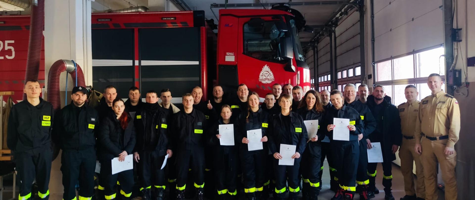 Zdjęcie uczestników szkolenia w garażu JRG 1