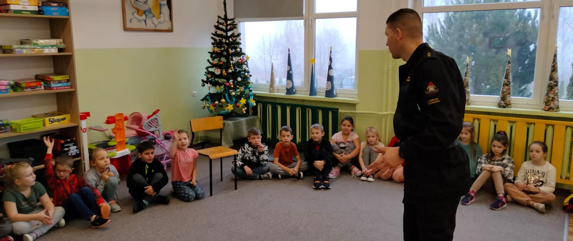 Zdjęcie przedstawia grupę uczniów Szkoły Podstawowej podczas prelekcji związanej z bezpiecznym wypoczynkiem