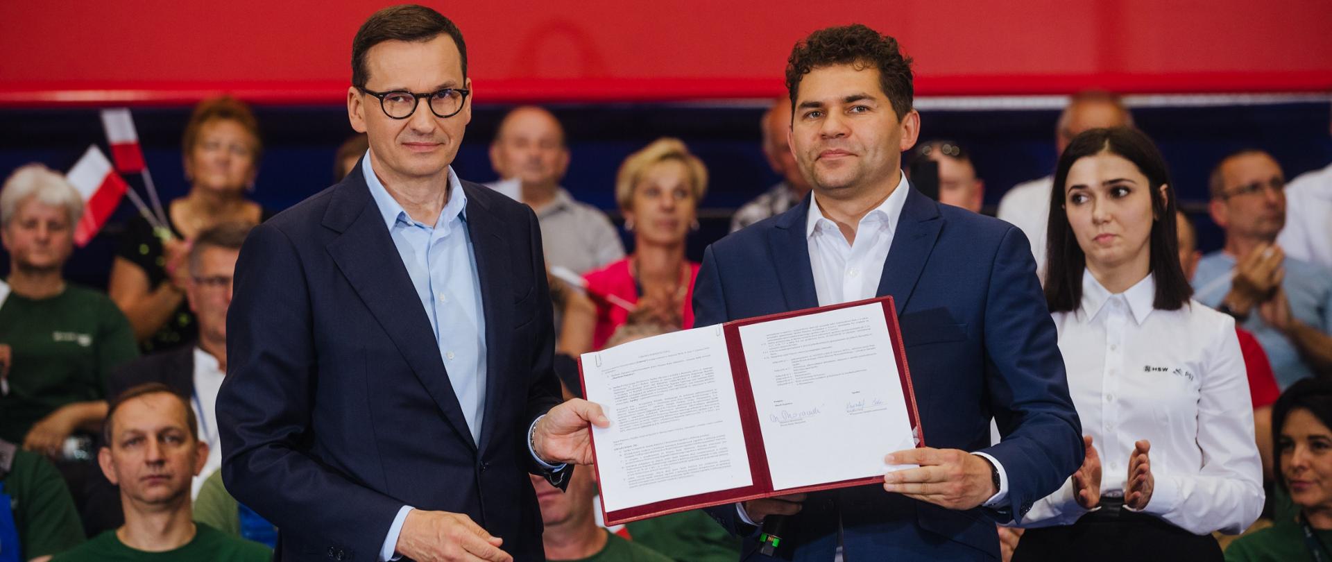 Premier Mateusz Morawiecki i prezydent Stalowej Woli Lucjusz Nadbereżny po podpisaniu porozumienia w Hucie Stalowa Wola.