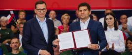 Premier Mateusz Morawiecki i prezydent Stalowej Woli Lucjusz Nadbereżny po podpisaniu porozumienia w Hucie Stalowa Wola.