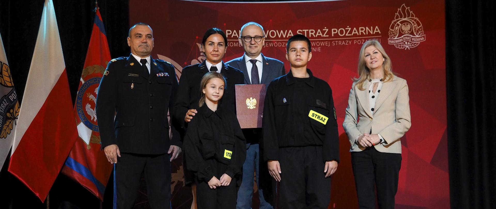 Zdjęcie podczas uroczystości wręczenia promesy dla OSP Szuć