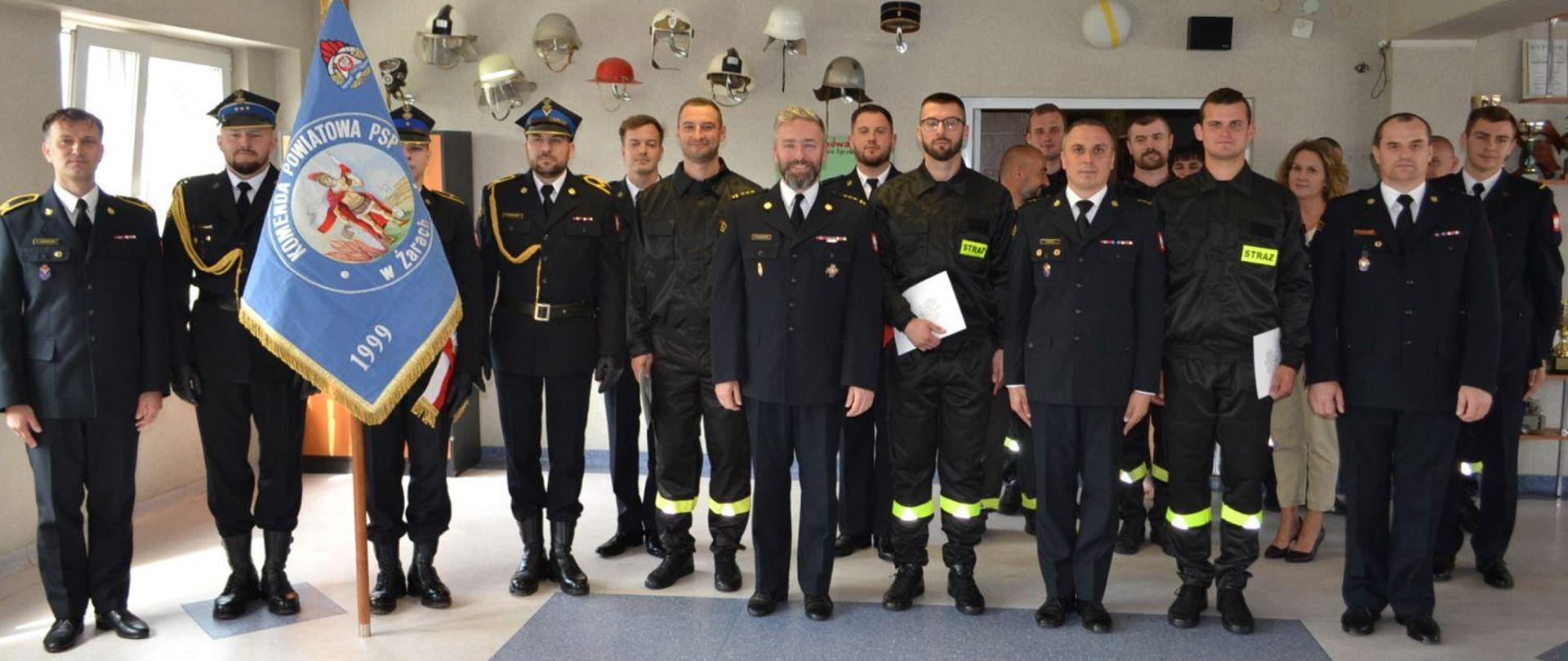 Na zdjęciu widoczne są wszystkie osoby biorące udział w apelu